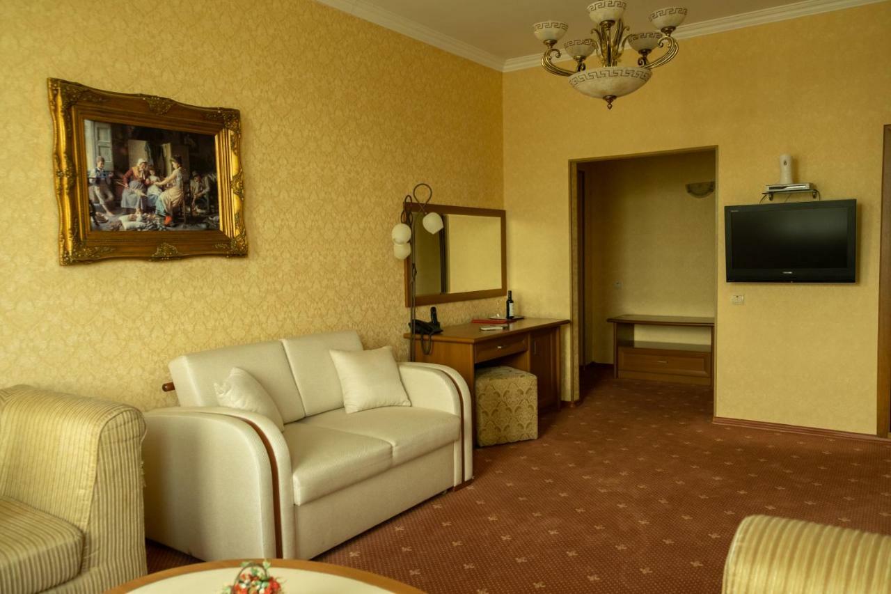 Diplomat Club Hotel Chisinau Exterior foto